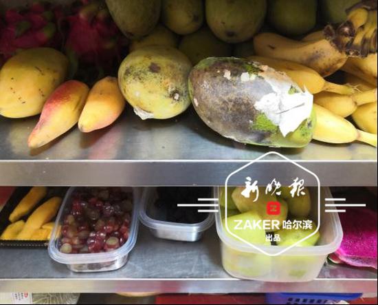 ↑ 烂芒果、香蕉、苹果被员工专门放在切配台里，这些水果可改成水果捞