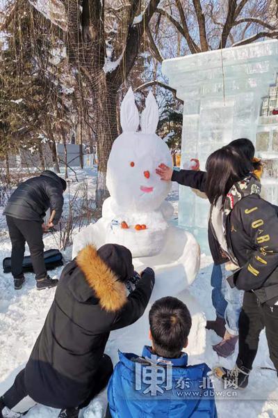 40个精美雪人亮相兆麟公园。东北网记者 孙英鑫 摄