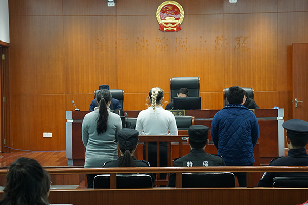 3名被告人被诉介绍多名外籍卖淫女到杭州卖淫。图片来源：滨江法院