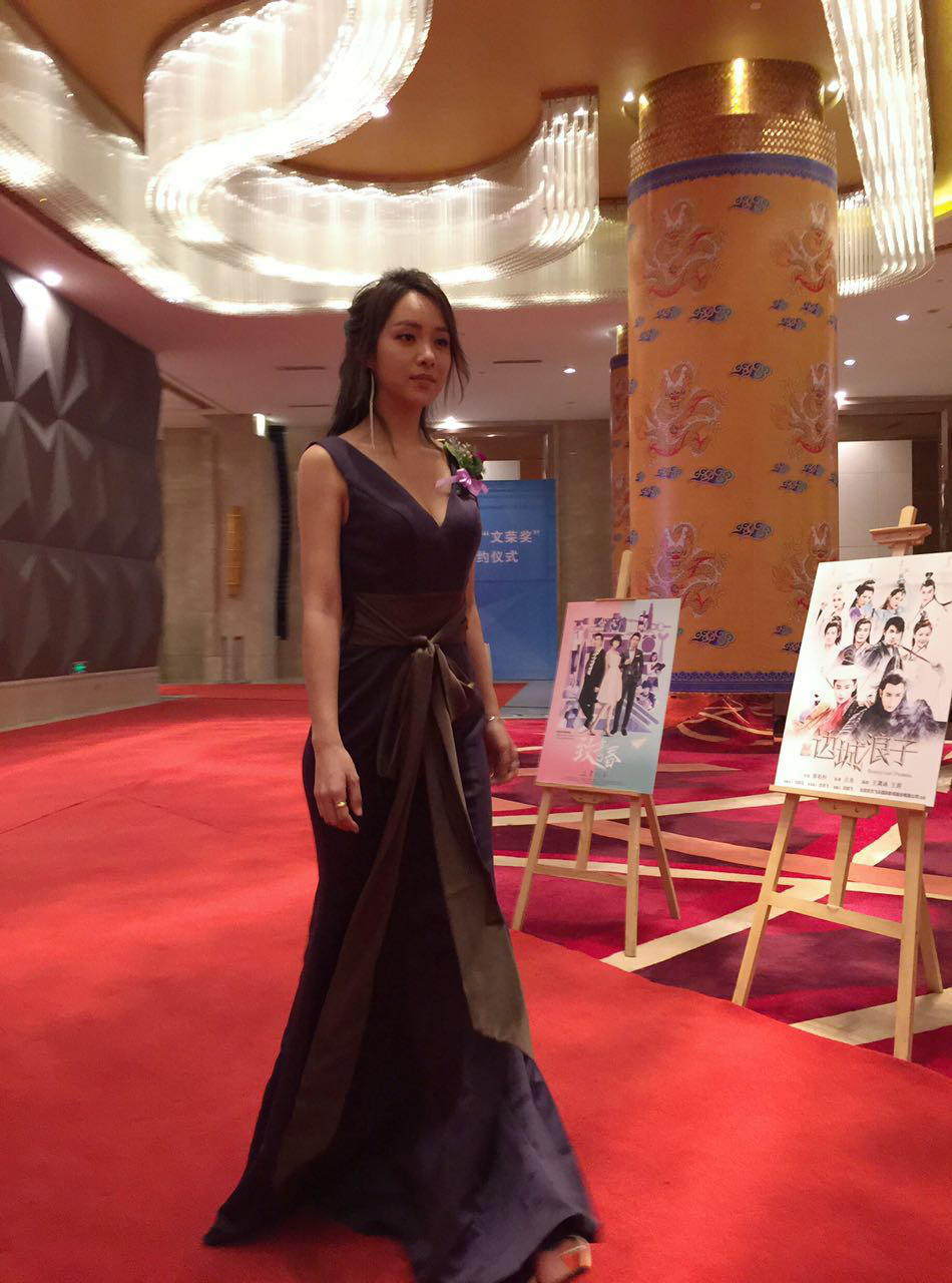 演员阳蕾牵手搭档吴秀波为赵丽颖颁发"最佳女主角"奖