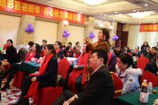 娄底80后小伙子粥铺创业 年薪千万元