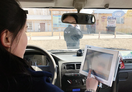 我省驾校首次引入 机器人教练 遇紧急情况车自