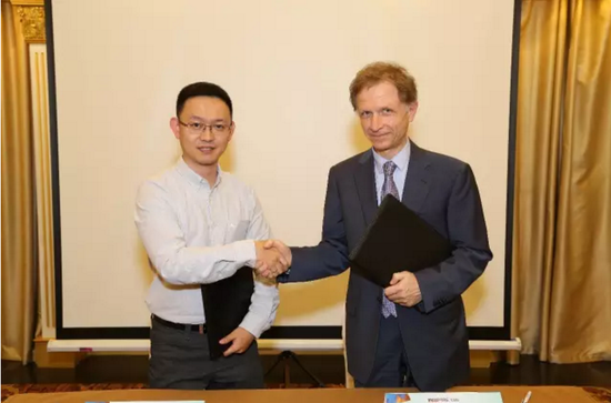 老总和翻译_转录和翻译图解