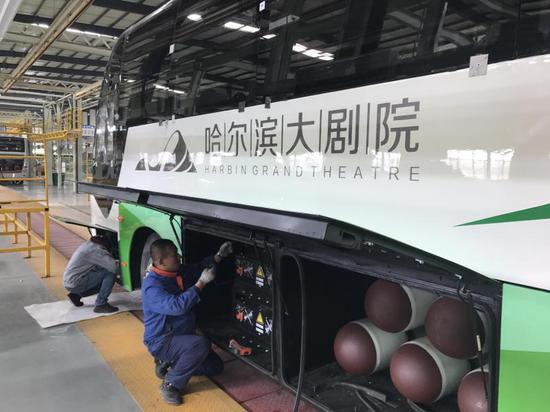 新能源客车企业生产现场。记者李爱民 邢汉夫摄