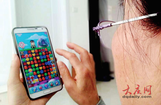 大庆网瘾老年人机不离手危害大 适度玩耍才健