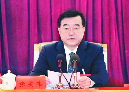 省委书记张庆伟同志作十一届省委向省十二次党代会的报告(讨论稿)说明。徐旭 记者邵国良 摄