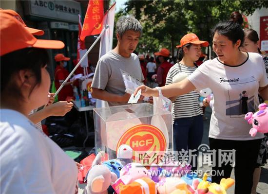 义卖现场。