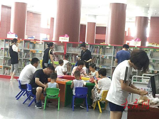 图书馆内,许多孩子在认真地阅读书籍。