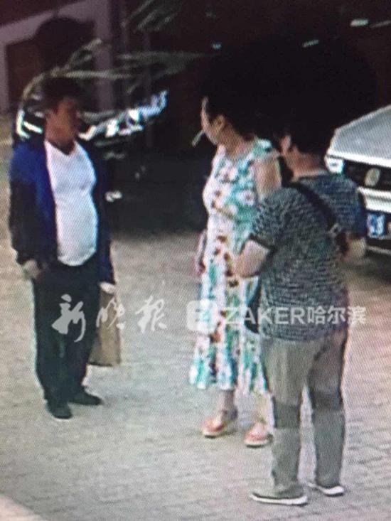 左一为掉包男子,右一为捡到包的 T 恤男,中间为张阿姨