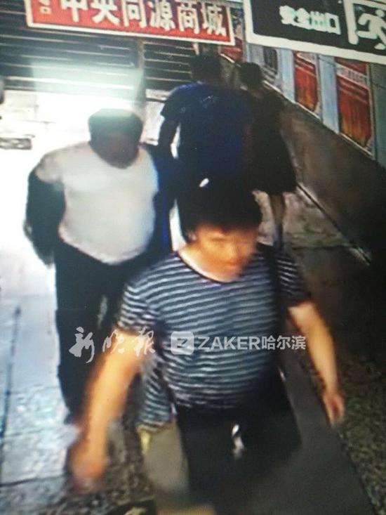得手后逃走的俩人