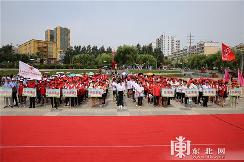 参加豆芽志愿服务走进鹤岗启动仪式的志愿者们。姜元庆、姜峰摄