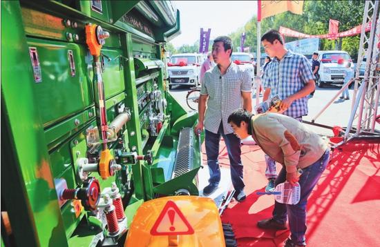 齐齐哈尔绿博会农机展销，吸引了众多农民前来选购。