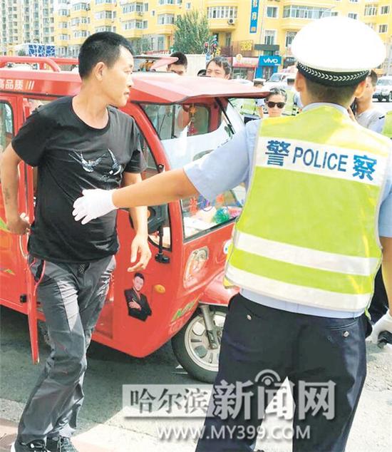 港田车涉嫌非法营运被拦下。