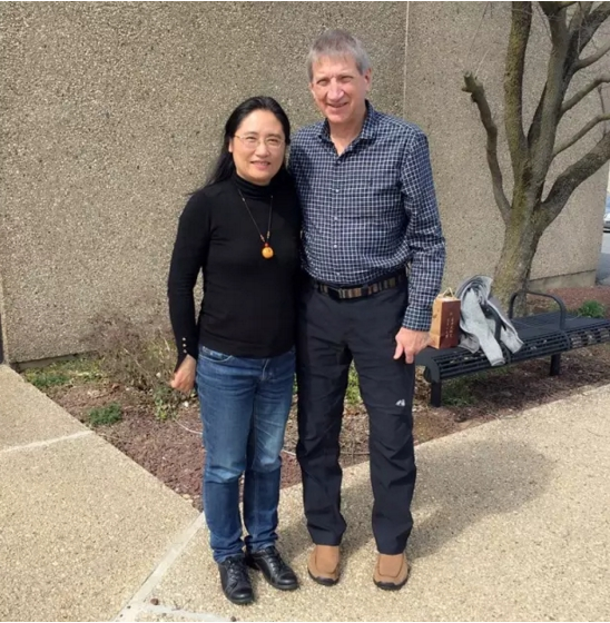 �� �Ŷ�������ʼ�˱���ϼ��PECS��ʼ��Andy Bondy��ʿ��PECS�ܲ����ص�С¥ǰ