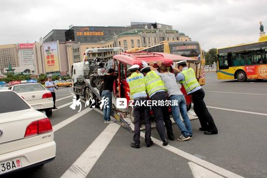 哈市一封闭厢货里藏人 司机被扣9分罚300元