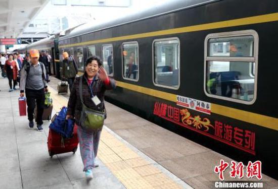 首批游客正在登车王舒摄