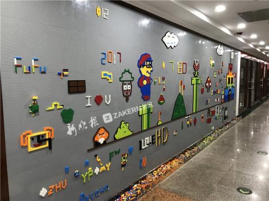 黑龙江大学里有面乐高墙 还有学生用乐高来表