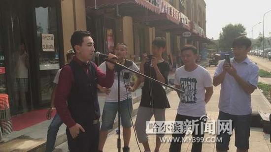李镇江在北京街头献唱。