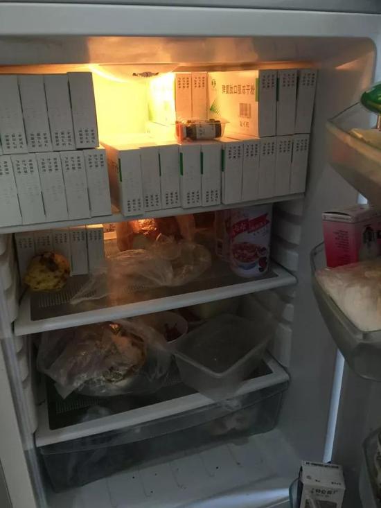 ↑↑冰箱里，一半是咸菜一半是保健品