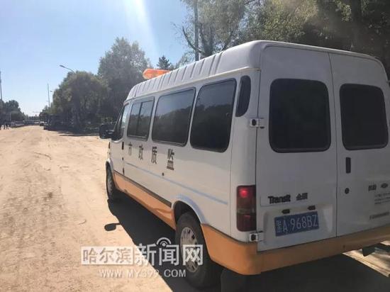 使用弯沉车对江北中环路、学海街基底进行弯沉值检测