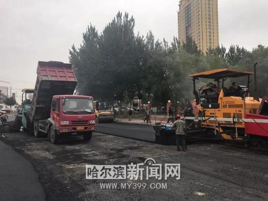 滨北街大修工程——摊铺沥青混凝