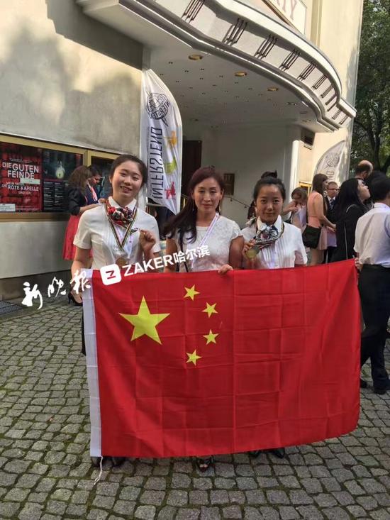 获奖后,吕佳阳(左)、孙秀英(中)、罗洋洋合影