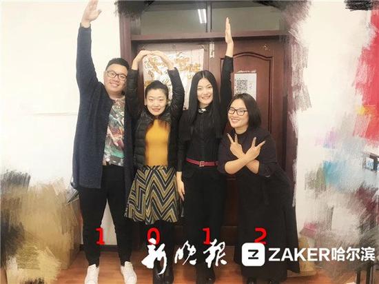 一开始老师们还担心同学们会不配合，四个老师还特意拍了一张示范照。