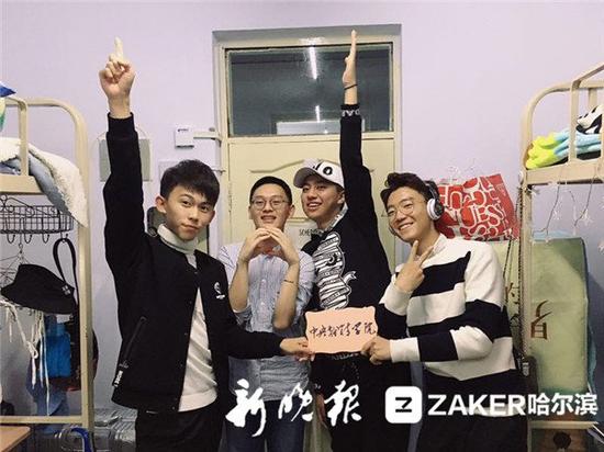12 号晚上，黑龙江大学师生的朋友圈被一批寝室大合照刷了屏。