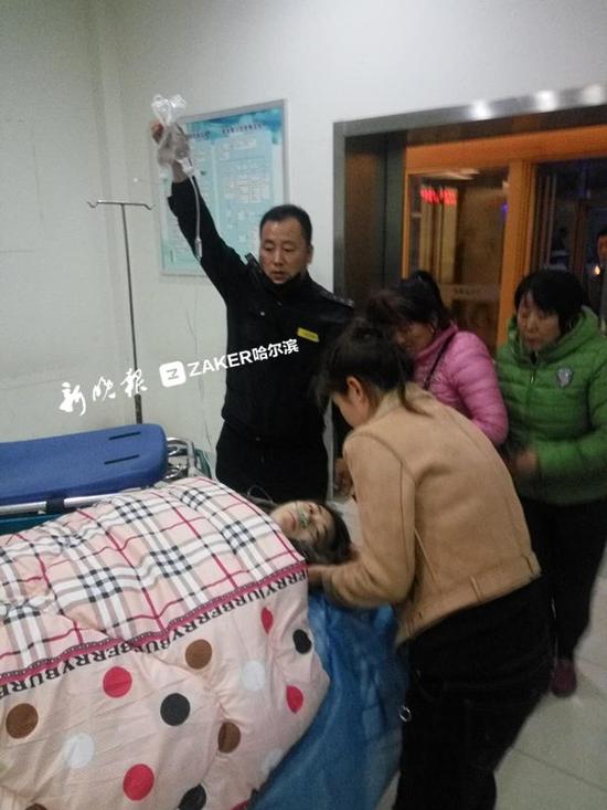 ↑ 热心的哥在医院里帮举吊瓶