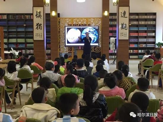 育红小学校长姚颖告诉记者,学校正式启动课后服务的第一天,全校共有400多人参加。