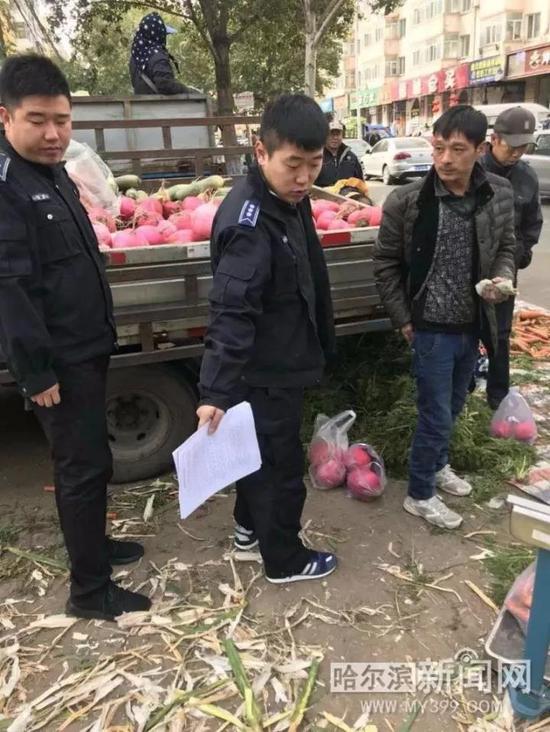 哈市南岗区开辟26条卖菜路 执法人员入城口做