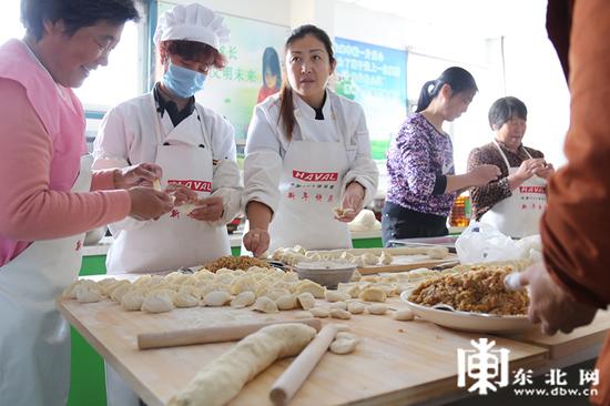 家长们正在包饺子。东北网记者 迟亦达 摄