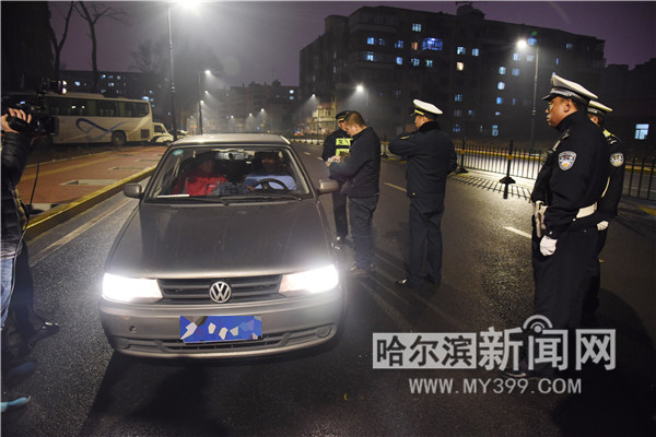 资料图:图为执法人员查处哈站北广场周边的非法营运车辆 供图 哈尔滨新闻网