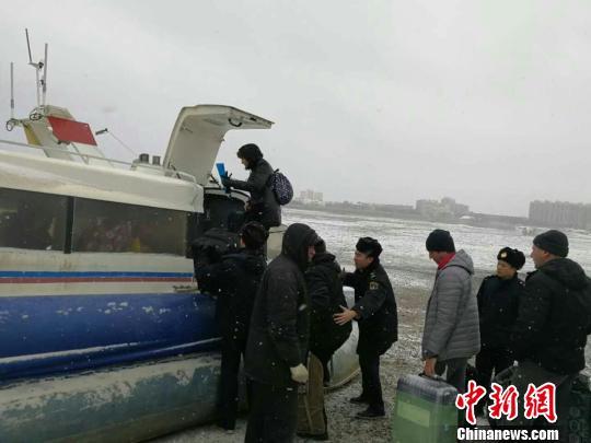 中俄界江黑龙江突降大雪,海事部门对抗恶劣天气影响保障气垫船运营安全。 耿浩楠 摄