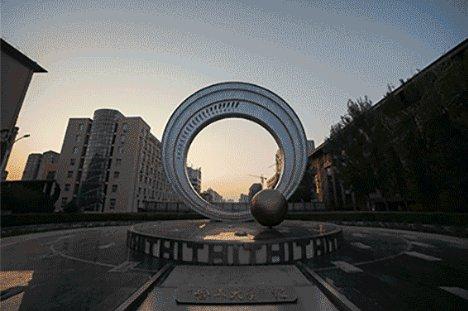 这是一所哈尔滨高校的故事,它包含这这所大学的梦想与情怀,执着与奉献,它也正铺就着一条塑造中国乃至世界未来的非凡之路。