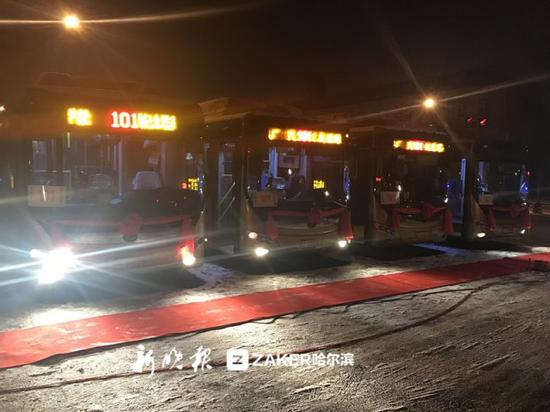哈尔滨122条公交线路开启冬运温暖模式