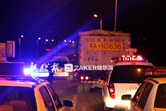 图为:拦截渣土车现场