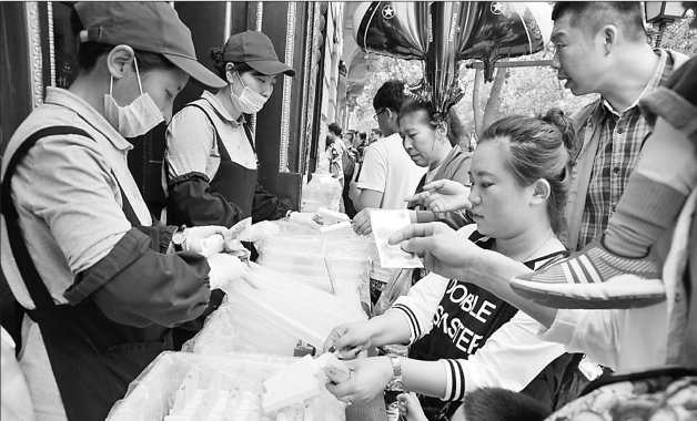 游客在争相购买马迭尔冰棍。 本报记者苏强摄