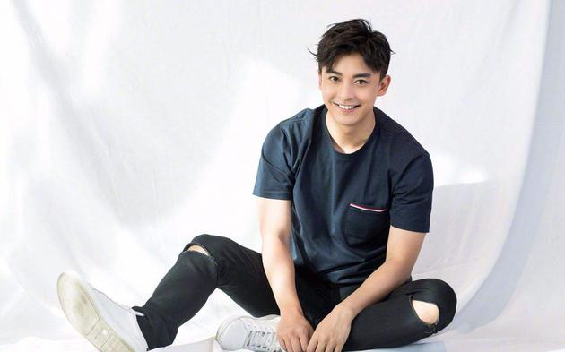 服務員和自己合影險被開除 李佳航發文感慨后刪博