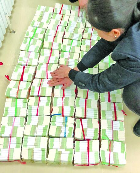 4.97万张1元钱换成整钞。 银行供片