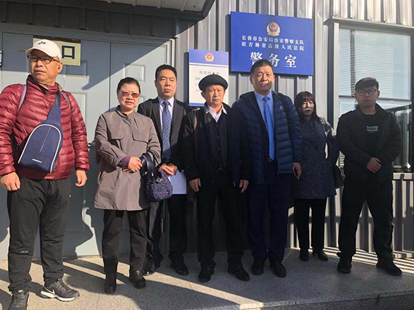 金哲宏家属及辩护律师开庭前在法院门前合影。澎湃新闻记者 陈雷柱 图