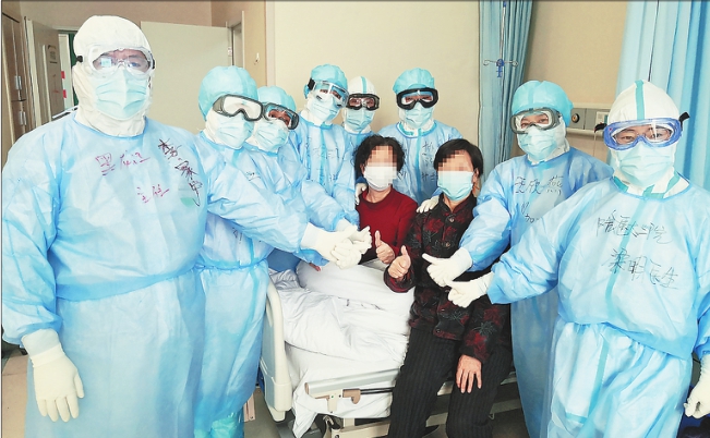 患者治愈出院前和龙江医护人员合影留念。 本报记者郭俊峰摄