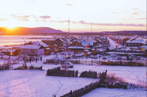 夕阳西下，北红村的客人们都“躲进”温暖的客栈。记者刘心杨摄