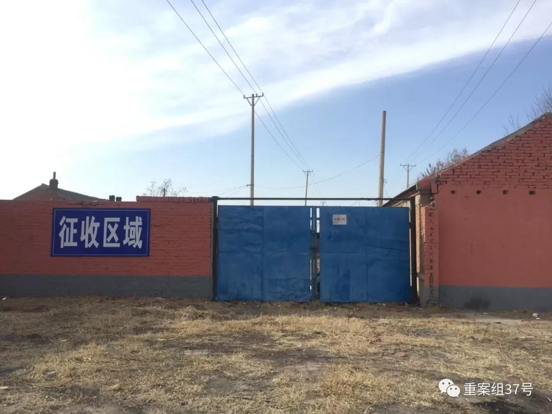 2019年2月24日，张立与妻子曾在辽中租下的收购废品站大门紧闭，蓝色大门上贴着“此院出租”。新京报记者 韩茹雪 摄