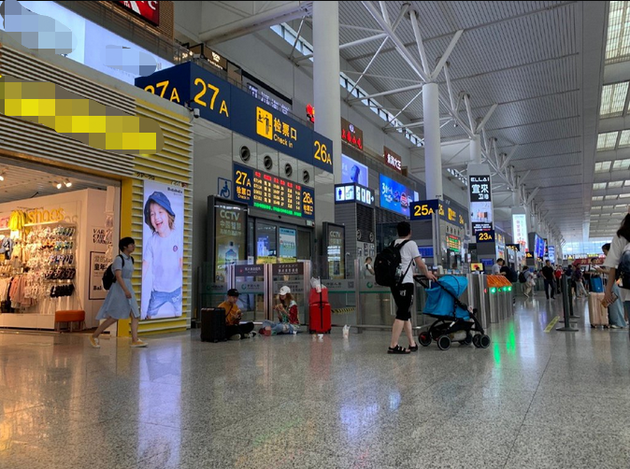 趙薇放飛自我席地而坐吃東西 還不忘垃圾分類帶走