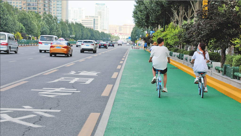 市民在绿色非机动车道上骑行“小蓝车”。 本报记者马智博摄