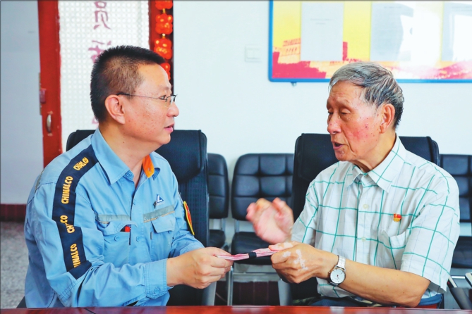 李洪升（右一）向党组织交纳5000元党费。 吴士强本报记者韩丽平摄