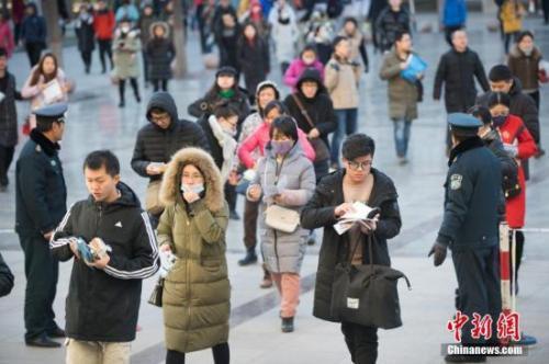 资料图：考生排队准备进入考场。 中新社记者 武俊杰 摄