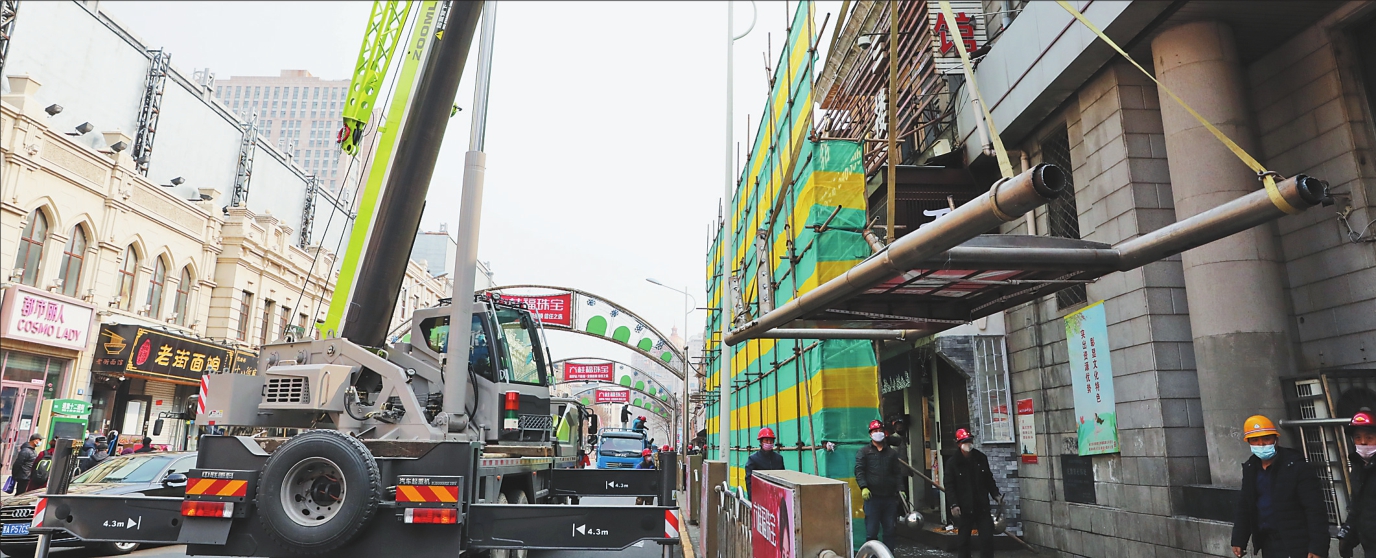 中央大街街区西十二道街广告牌拆除现场。赵琪摄