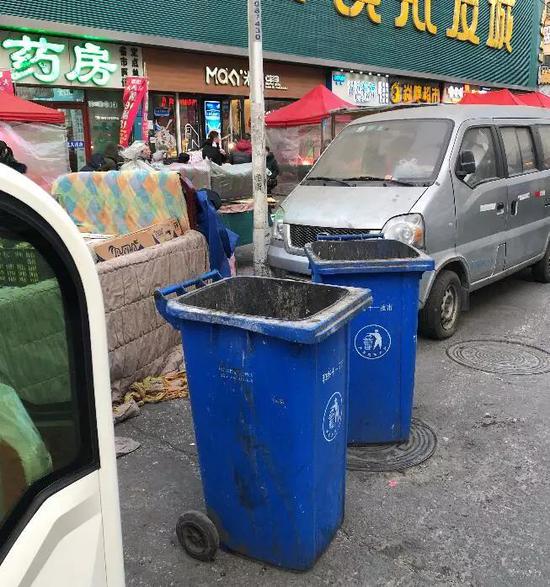 垃圾桶被挤到车道上